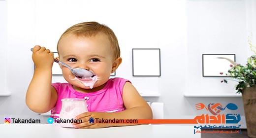 infant-nutrition-eating-yogurt