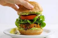 برگر سیب زمینی شیرین و لوبیای سیاه