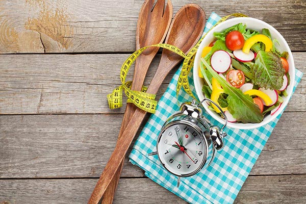 آیا روزه گرفتن به صورت تناوبی برای کاهش وزن مفید است یا خیر؟