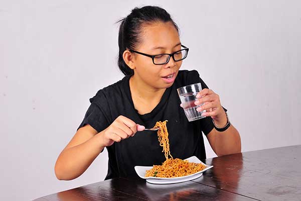 آیا نوشیدن به هنگام صرف غذا کار درستی است؟