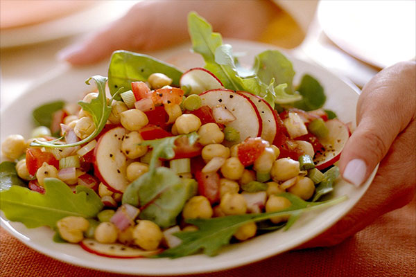 سالاد گوجه فرنگي و تربچه